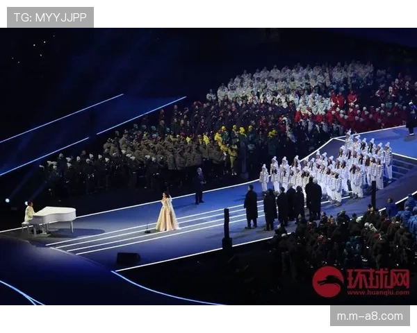 米兰冬奥会开幕式在圣西罗球场举行,超模手捧国旗入场 米兰冬奥会开幕式在圣西罗球场举行,超模手捧国旗入场